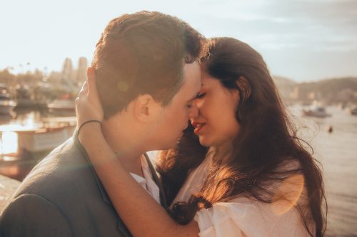 Was fühlen Männer beim ersten Kuss? Interesse an Neuem und Experimentieren
